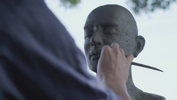 成熟的雕塑家创作泥塑。