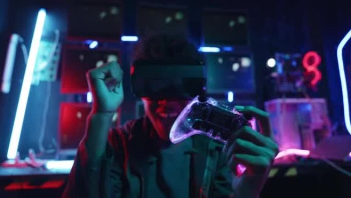 青少年男子玩网络游戏与VR耳机