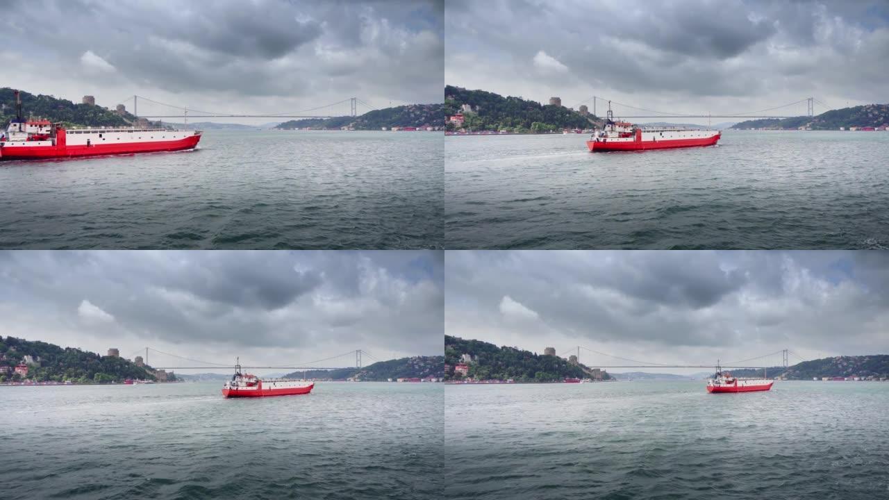 土耳其伊斯坦布尔博斯普鲁斯大桥下的货船过境