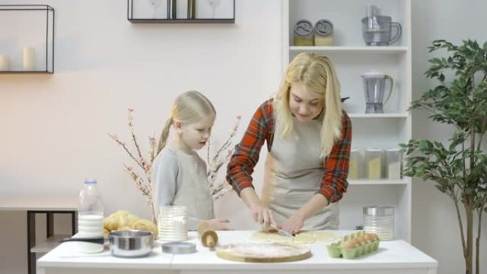 爱心女儿帮助母亲做馅饼，一起做饭，家庭食谱