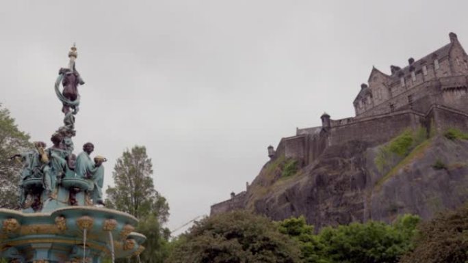 苏格兰爱丁堡: 2022年6月9日: 王子街花园的罗斯喷泉，从公园可以看到爱丁堡城堡
