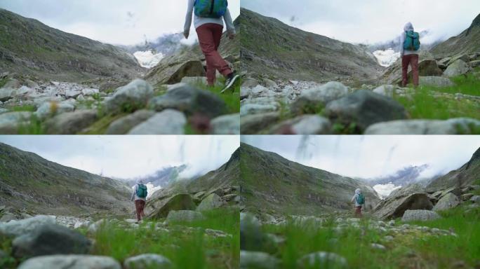 山地慢跑。沿着山路奔跑的女人