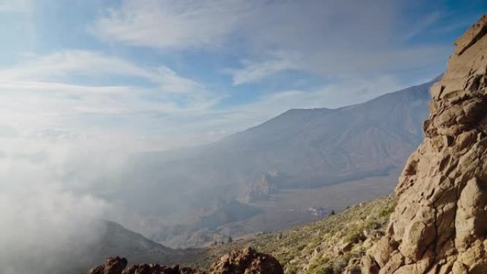 特内里费岛干燥的火山景观。远处的山脉被云彩覆盖