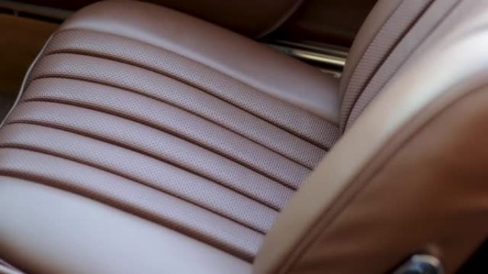 在老式豪华车内，棕色真皮座椅，汽车，汽车内饰