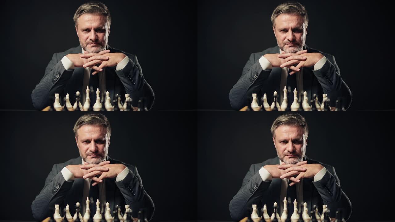 商人下棋看镜头的肖像，成功的策略