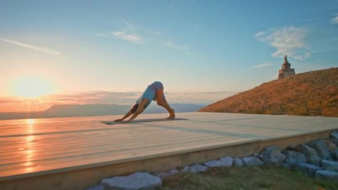 日落时在山顶平台上做瑜伽的CS女人