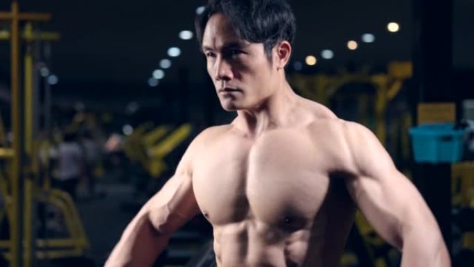 亚洲男子在健身房健身