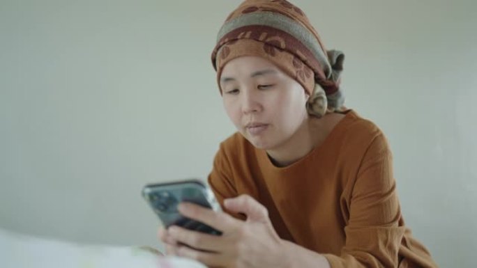 使用智能手机与癌症作斗争的女人