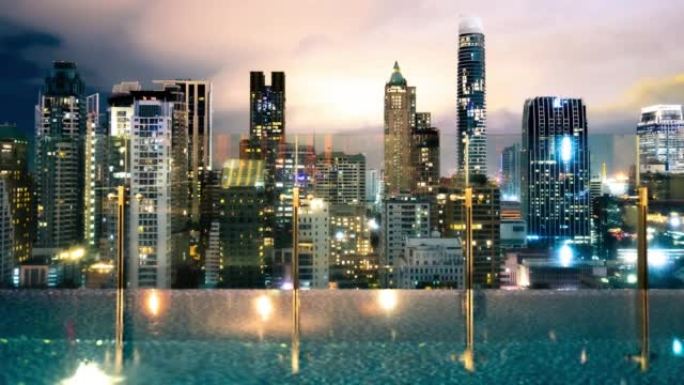 雨前一晚，泰国曼谷城市景观通过游泳池的景观。