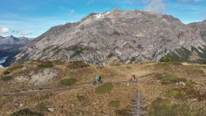 沿着山顶骑行的山地车手的鸟瞰图