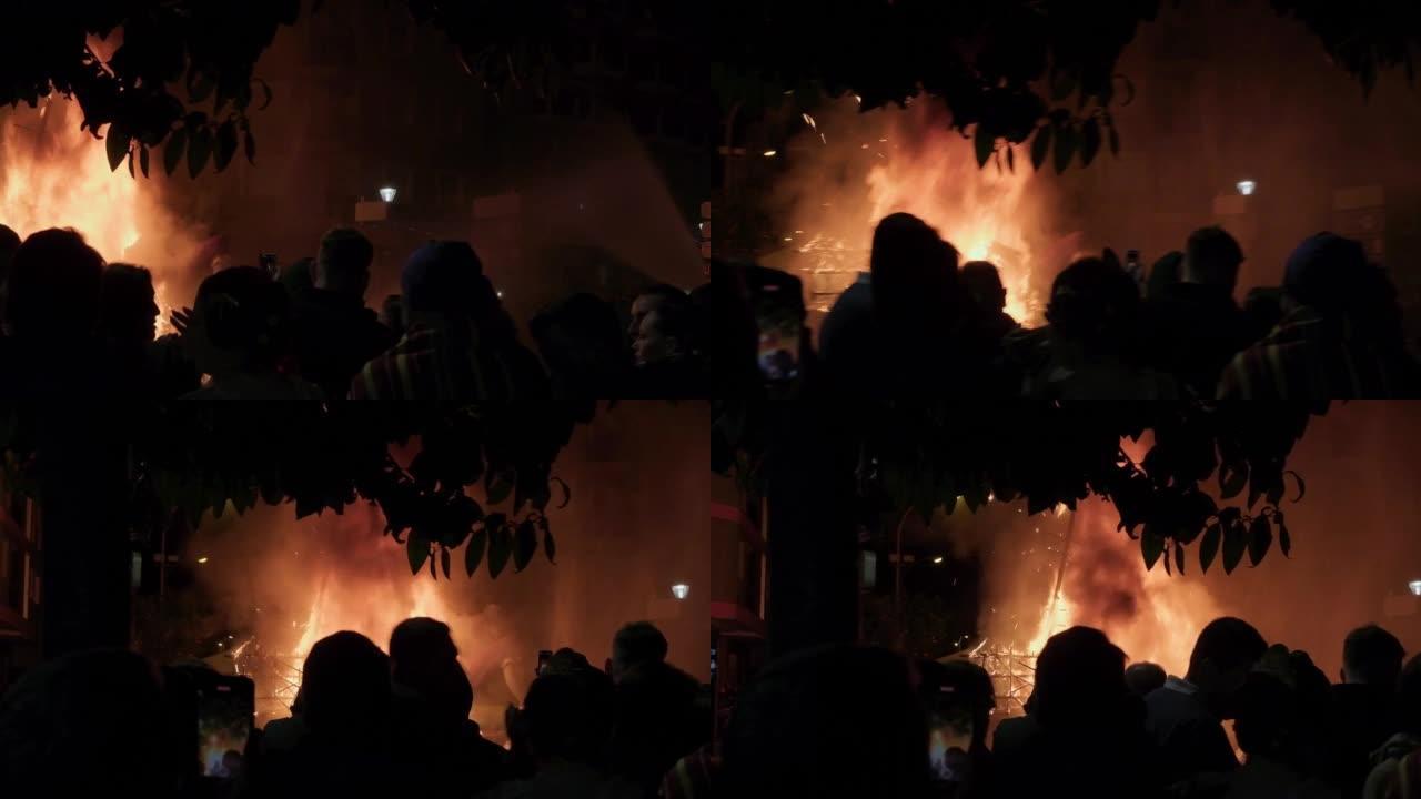 人群观察到城市中心的巨大火灾。