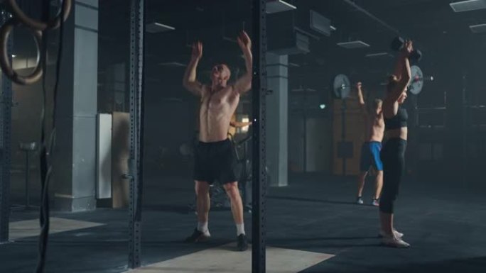 一群专业的健美运动员在健身房训练，男女举重，绷紧肌肉