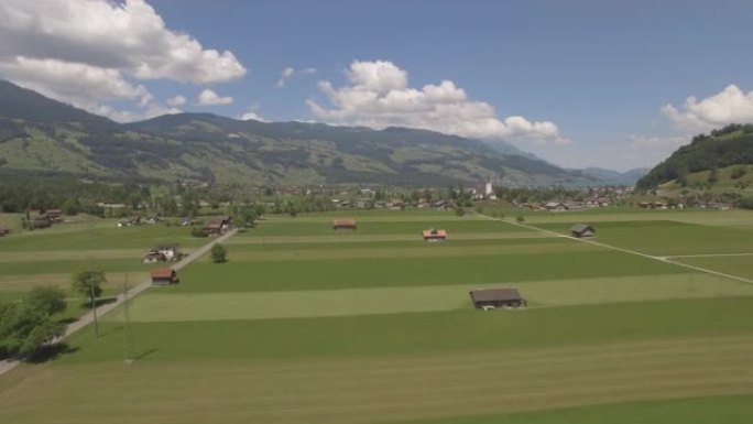 空中无人机拍摄了山上修剪整齐的农田