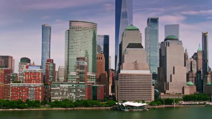无人机沿着曼哈顿下城河滨飞行，经过布鲁克菲尔德广场和洛克菲勒公园