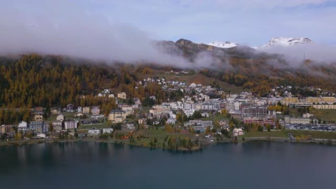 瑞士秋季圣莫里茨市右侧的空中滑梯