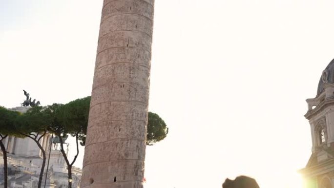 罗马论坛的罗马旅游女人: 意大利的假期