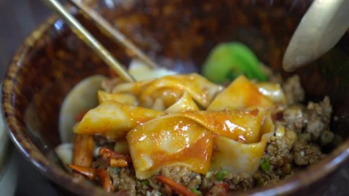 干中国厚米粉配辣椒和辣红油末猪肉牛肉传统食品