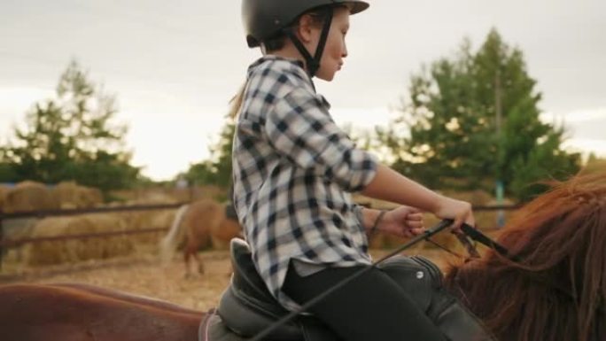 小马俱乐部给孩子的骑马课程，小女孩正在学习骑马