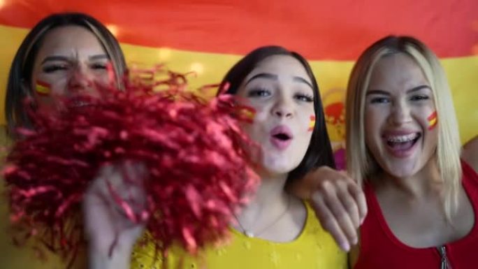 西班牙女球迷朋友用西班牙国旗庆祝