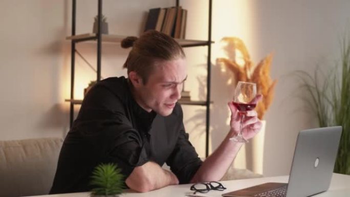 喝酒在线视频通话轻松男士葡萄酒笔记本电脑