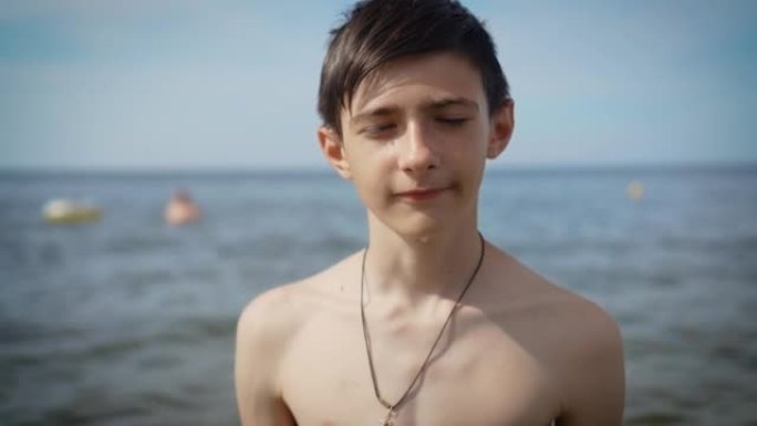 快乐的男孩在海边。海洋度假胜地的年轻男性面孔。严肃的儿童肖像