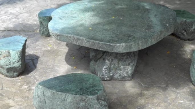 公园里的石头桌椅。从右向左倾斜。