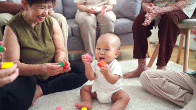 亚洲大家庭喜欢在家和新成员宝宝玩耍