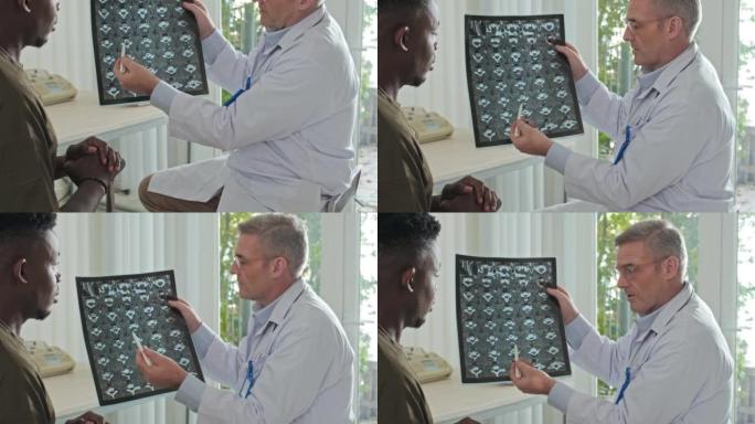 医生向非裔美国士兵展示CT扫描结果