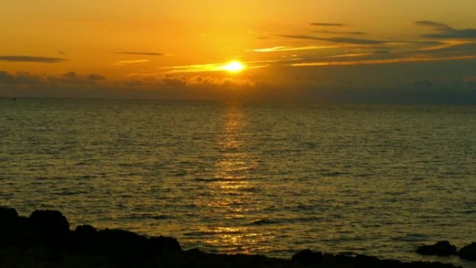 岩石海岸的日落海上日出夕阳海水波纹