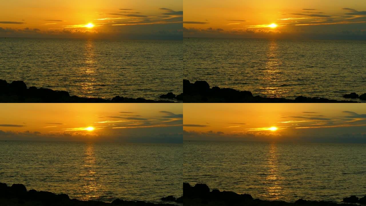 岩石海岸的日落海上日出夕阳海水波纹