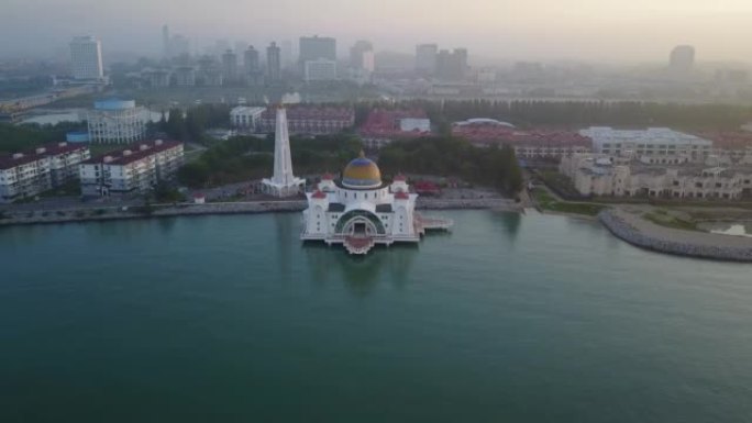 日落时雄伟的马六甲海峡清真寺的航拍镜头