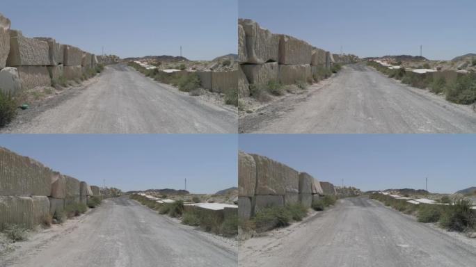 沙漠中室外采石场的大立方体形石头