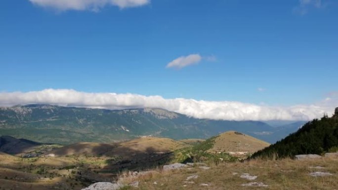 阿布鲁佐罗卡卡拉西奥国家公园山脉的平移视图。意大利