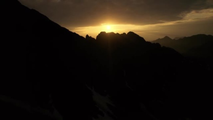 空中飞行画面越过山峰史诗全景自然成功登顶山峰