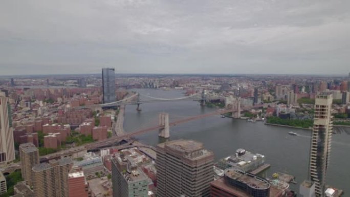 纽约、曼哈顿阴天布鲁克林大桥的鸟瞰图。纽约哈德逊河。纽约最受欢迎的桥梁在美国的吸引力。世界上著名的游