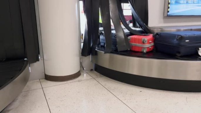 在机场，有一个行李传送带。