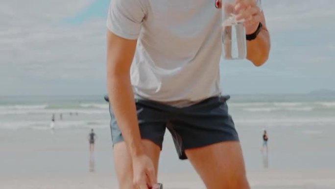 健身男子在外面用塑料瓶喝水。一个口渴的运动或运动的男性在锻炼训练期间喝一杯清凉的饮料。认真的慢跑者从