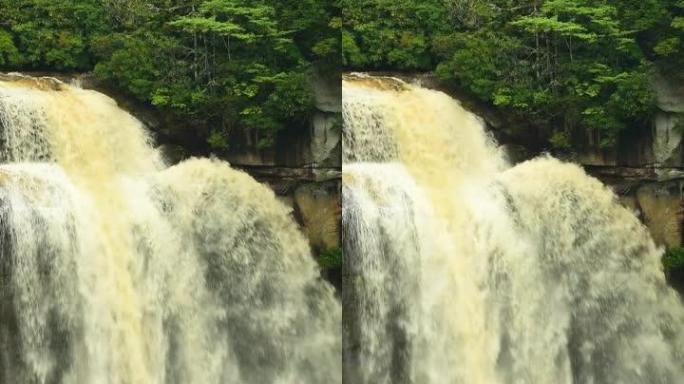 单宁水从白水瀑布底部的长落石落下的框架填充镜头