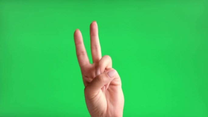 女性手掌侧手在色度键背景上数到五。特写。女人在绿屏上打手势计数孤立。4k镜头。数字计算。用手指从1到