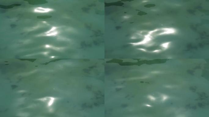 波浪池水，蓝色地垫和条纹反射。高清视频水面为背景。水慢速运动。
