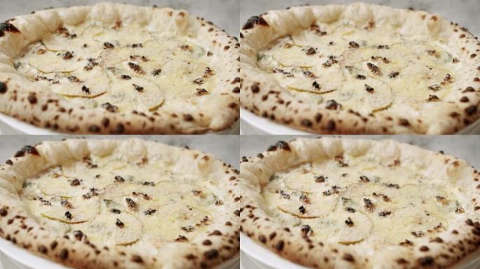 大披萨，带4个奶酪和梨，准备吃美味的意大利披萨。