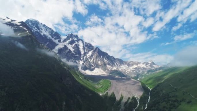 北高加索切get山的天线。埃尔布鲁斯地区东古兹·奥伦-切格特-卡拉巴希风景如画的白雪皑皑的山峰。令人