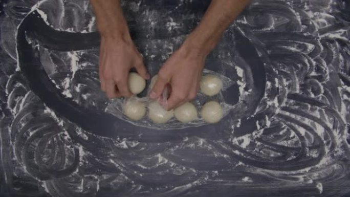 男子从包装塑料薄膜，自制烹饪中拿出滚球面团