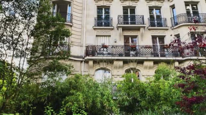 用美丽的建筑设计建造巴黎周围的绿色植物。法国巴黎的传统风格房屋视图。就像你在童话里。前视图。摄像机向