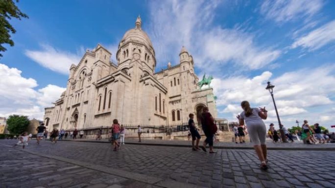 蒙马特巴黎圣心大教堂的游客人群，蓝天-4k时间流逝