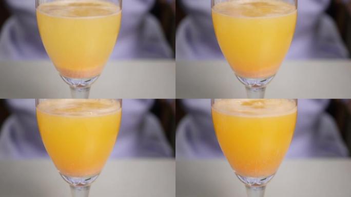 橙钙颗粒的解离过程，水溶性泡腾片溶液的制备方法，特写，视频慢动作技术，第一部分，1分钟，宏观。