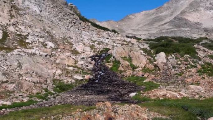 大陆分水岭附近的小型高山梯级。科罗拉多州。