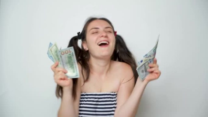 一个有趣的女人手里拿着很多钱跳舞，扔了钱。
