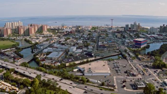 在纽约布鲁克林康尼岛的大西洋沿岸的住宅区和游乐园Luna公园的鸟瞰图，在Belt Parkway和地