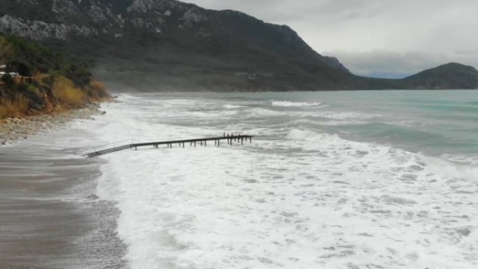 暴风雨海滩视频